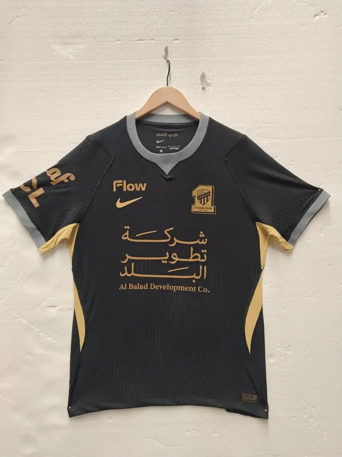 Away shirt, reference photo 3
