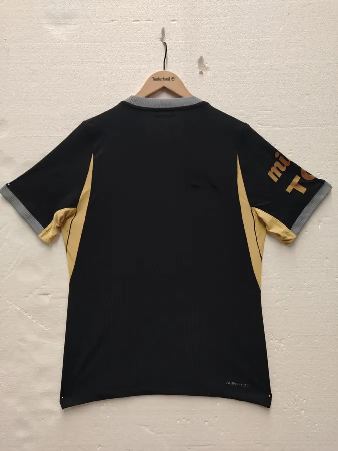 Away shirt, reference photo 6